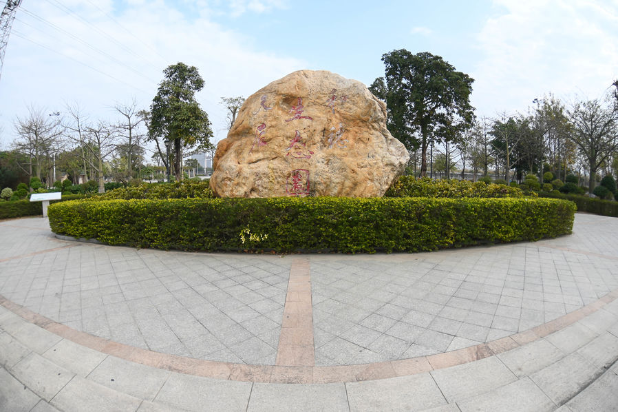 东凤镇文体广场位于镇中心区,是我们镇文化地标之一